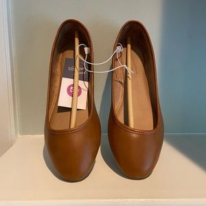 NWT Camel colored Women’s Ballet Flats - Size 5.5